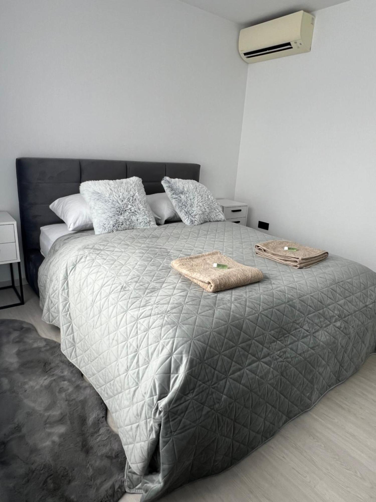 Skau Piano Family & Business Apartment Free Parking Bratislava Exteriör bild